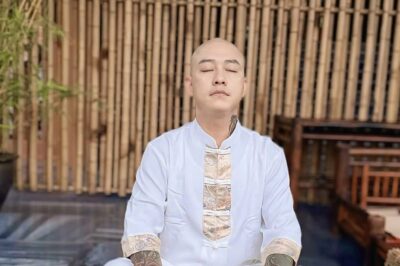 Ca sĩ Tuấn Hưng sau khi xuống tóc. Quy y là phát nguyện quay về nương tựa Tam bảo.. Chuyện gì thế này